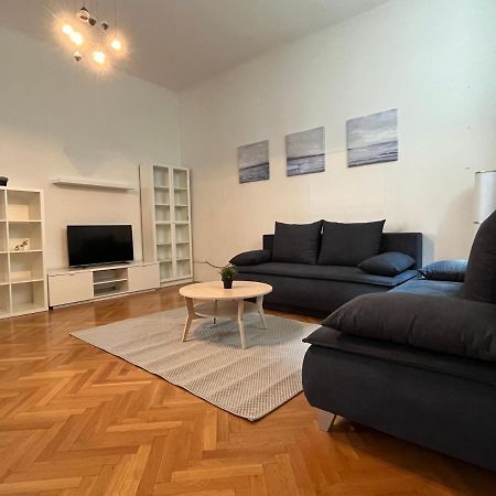 Stylish Apt Near Urania 1Br Vienna Exterior photo