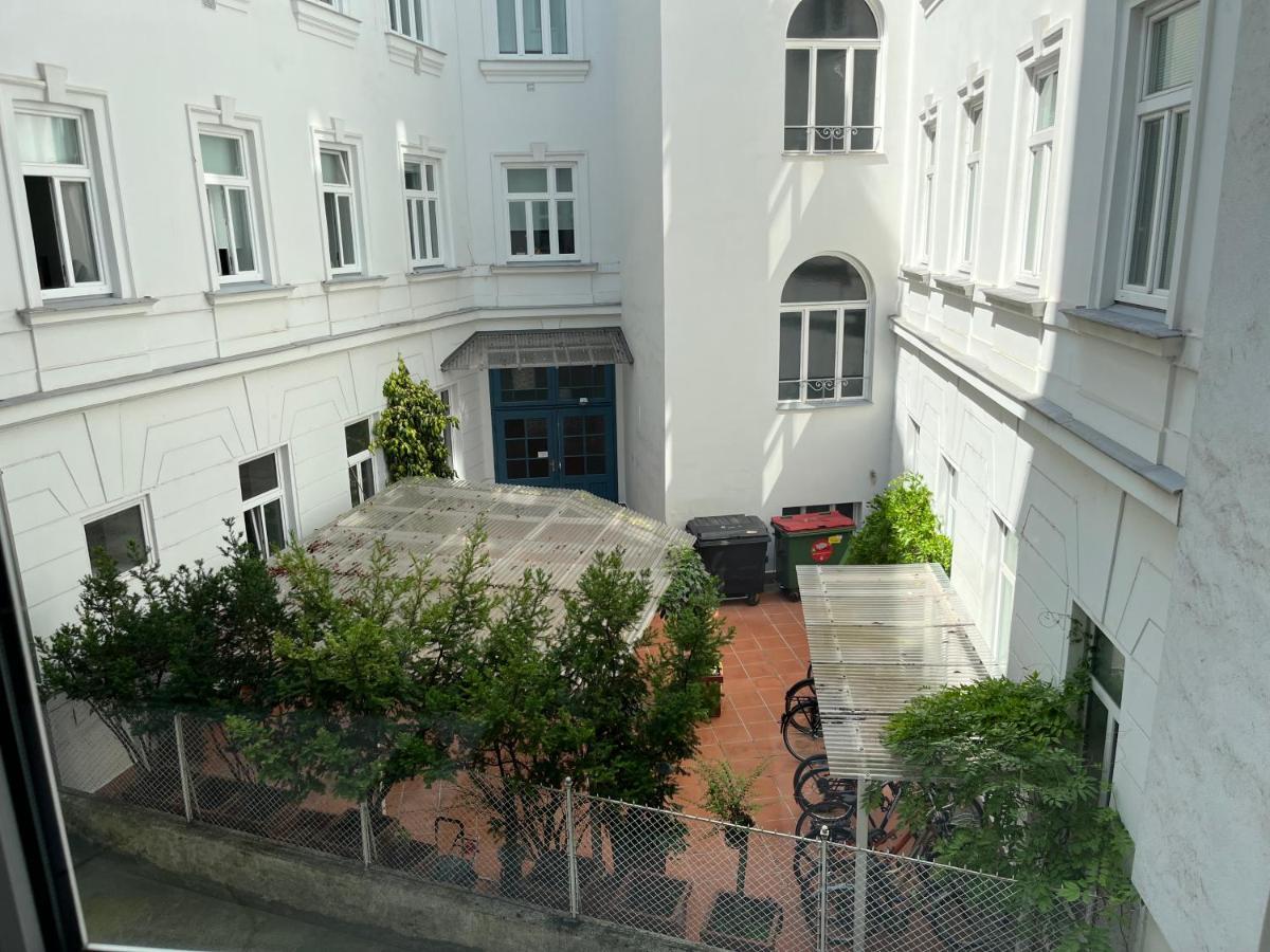 Stylish Apt Near Urania 1Br Vienna Exterior photo